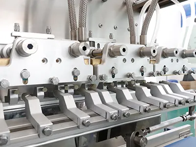 Sistema de agarre, tolva de producto, sistema de tranpsorte, unidad de llenado