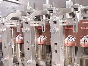 Envasadora horizontal de bolsa stand up con spout, llenado con 2 boquillas