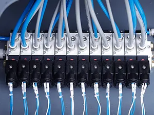 Envasadora horizontal de bolsas stand up con zipper, llenado con 2 boquillas