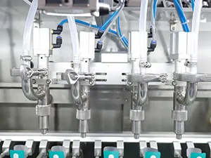 Envasadora de bolsas con forma en rollo, llenado con 4 boquillas