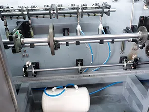 Envasadora de bolsas con forma en rollo, llenado con 4 boquillas